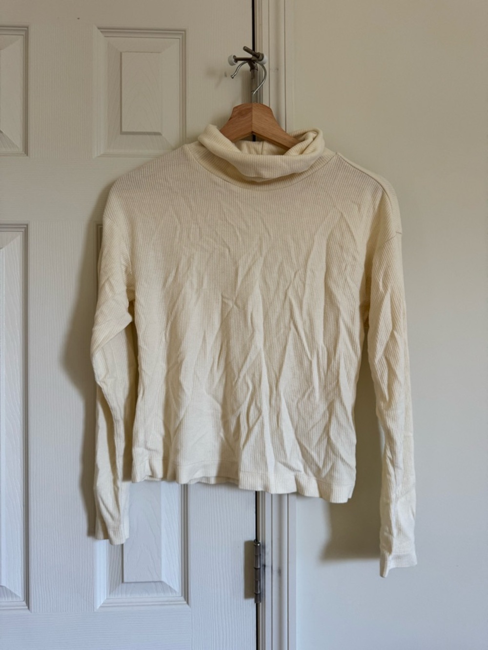 ⚪️UNIQLO CREAM WHITE COMFY TURTLE NECK⚪️